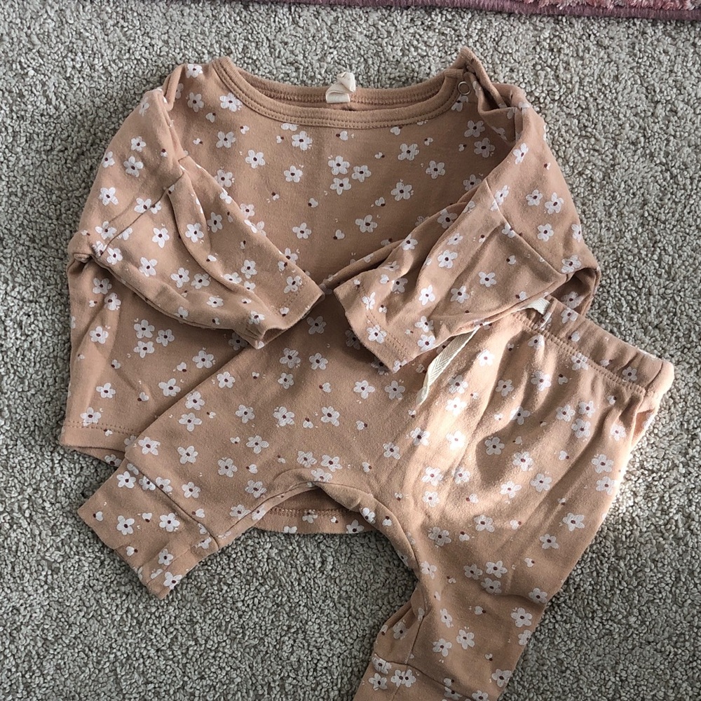 Quincy Mae Floral Set in Tan